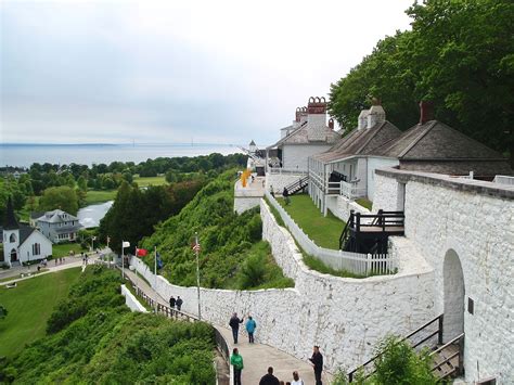 Fort Mackinac. (Mackinac Island, MI.) [Photo by Kim Mecham] | Mackinac ...