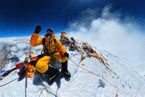 The Bodies of Mount Everest Climbers Now Serving as Guideposts