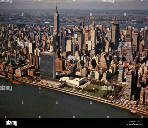 New york skyline 1960s hi-res stock photography and images - Alamy