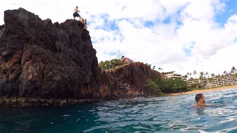 Cliff diving at Black Rock Kaanapali on Maui in Hawaii - YouTube