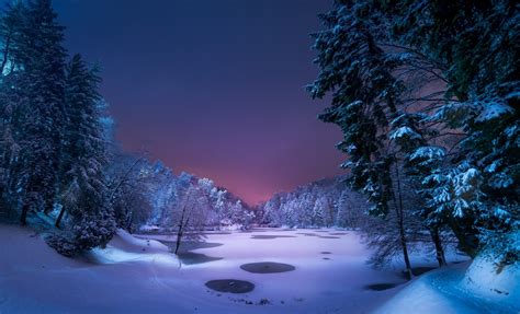 Snowy Night Screensaver : Enjoy a quiet winter night in a small town ...