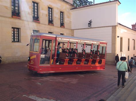 El tranvía recorre las calles del centro de Bogotá. | Bogota, Tranvias ...