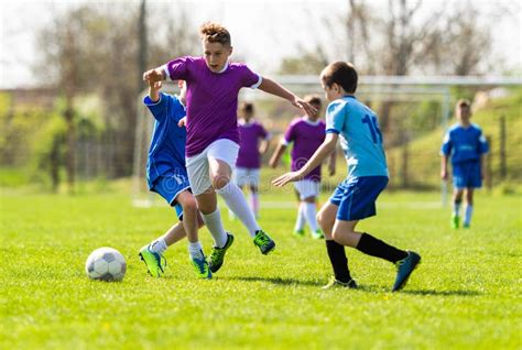 Jugadores De Fútbol Infantil - Partidos De Fútbol Infantil En Campo De ...