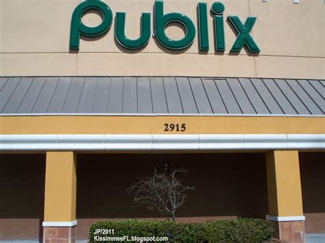 the outside of a publix store with its name on it