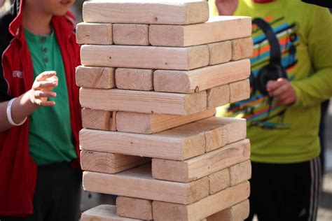 Giant Jenga: How To Play (Step-By-Step), Rules, DIY Guide... - Gamesver