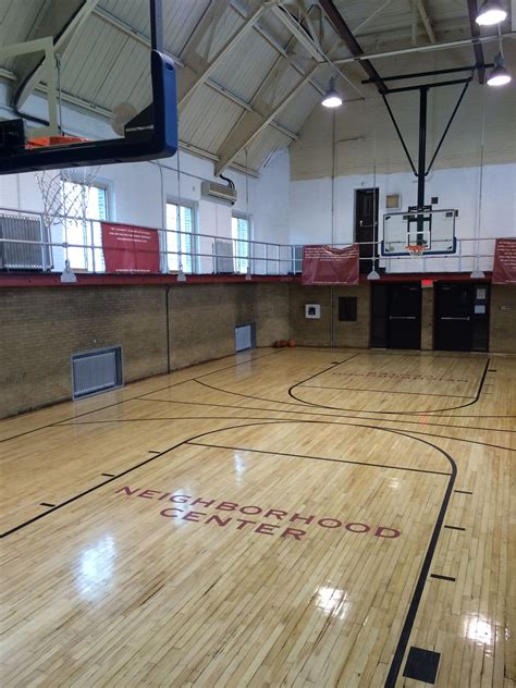 Indoor basketball court in a small gym in Camden, NJ | Fachadas