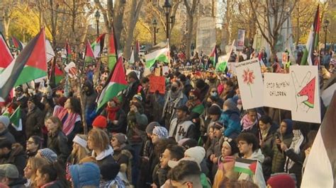 Montrealers demand ceasefire in Gaza outside Israeli Consulate | CBC News