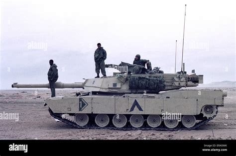 23rd March 1991 An American tank crew and their M1A1 Abrams tank Stock ...