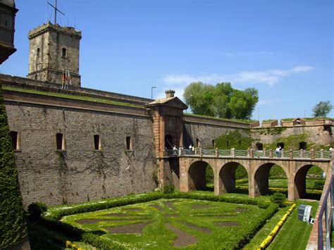 File:Castell de Montjuic - Fossat entrada - Barcelona (Catalonia).jpg