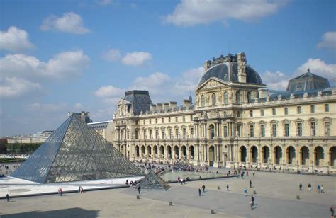 The Louvre Art Museums In Paris - Rectangle Circle