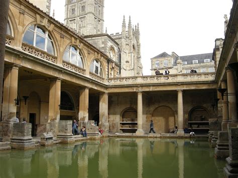 Come into view - UK: Roman Baths Museum