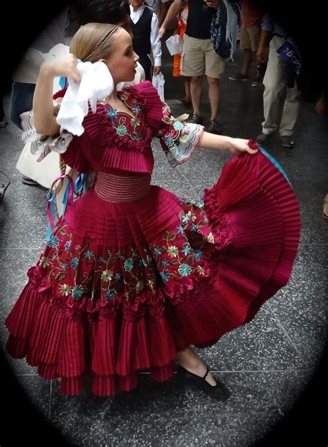 Pin by Victoria Sarfaty on Marinera | Traditional outfits, Peruvian ...