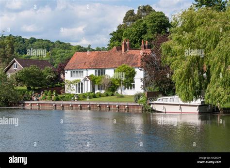 River house boat house hi-res stock photography and images - Alamy