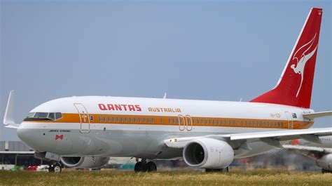 Qantas newly released retro livery Boeing 737-800. How badass is this ...