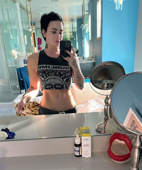 Demi Lovato flaunts abs in makeup-free selfie