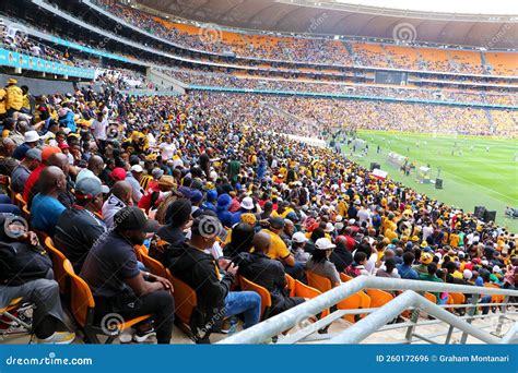 Kaizer Chiefs Verses Orlando Pirates: Fans Packed Into The FNB Stadium ...