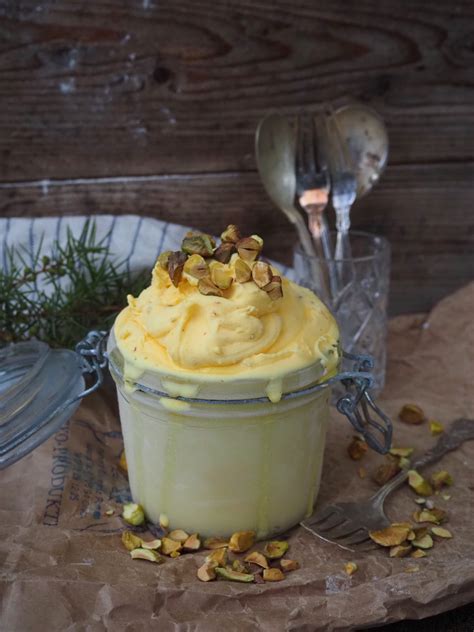 Saffron ice cream with pistachios - Ankarsrum US