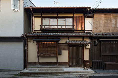 kooo architects renovates traditional machiya house in kyoto with white ...