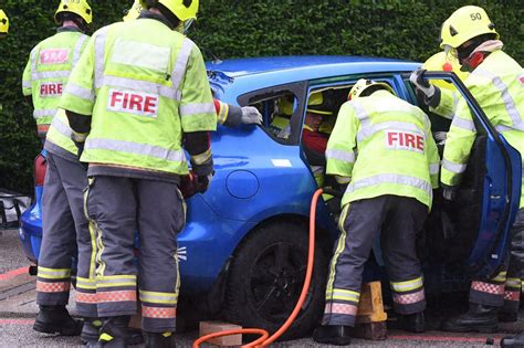 Watch how fire-fighters rescue trapped passengers from a vehicle ...