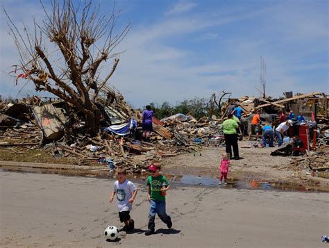 Moore, Okla., Begins Cleaning Up From Tornado - The New York Times