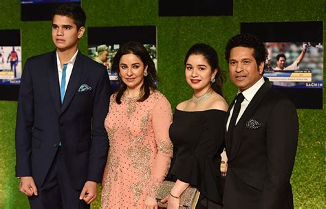 Sachin Tendulkar Drops A Pic With Anjali And Daughter, Sara, Complains ...