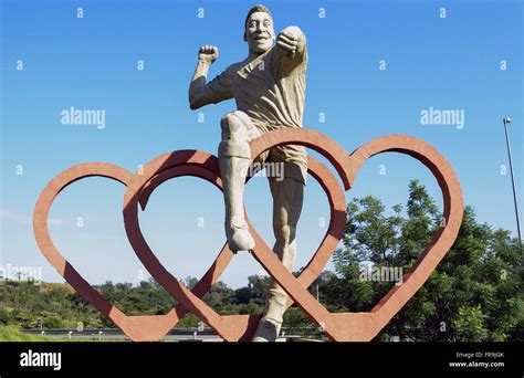 Pele statue hi-res stock photography and images - Alamy