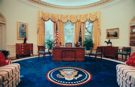 White House Oval Office Desk - Oval Office History - White House Museum ...