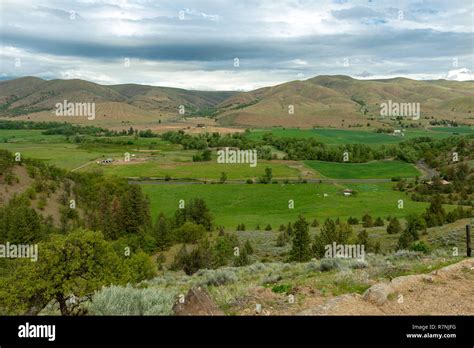 Overview of farms in the Tygh Valley in Oregon, USA Stock Photo - Alamy