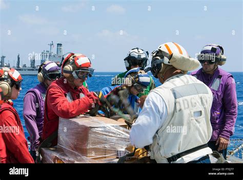 Uss gravely ddg 107 hi-res stock photography and images - Alamy