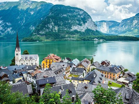 Hallstatt, Avusturya'nın dağlık Salzkammergut bölgesinde Hallstatt Gölü ...