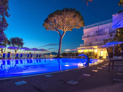 Discover Grand Hotel Riviera's pool and book in Sorrento