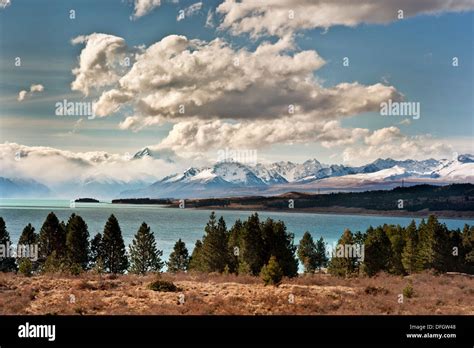 Lake Pukaki with Aoraki / Mount Cook in the distance, South Island, New ...