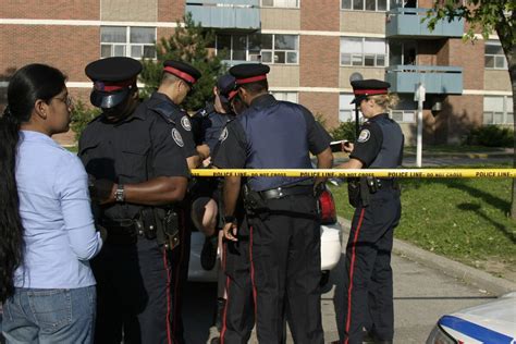 Toronto police to shrink number of drugs and gangs units - The Globe ...