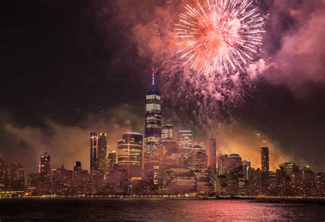 July 4th: See Brooklyn Bridge Lights Up With Over 70,000 Fireworks ...