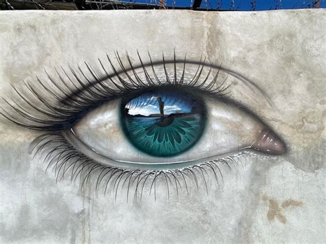 Artista pinta impresionantes murales de ojos con reflejos detallados