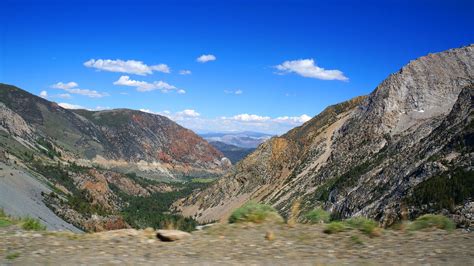 Entering Lee Vining Canyon east of Yosemite - Yosemite National Park Trips