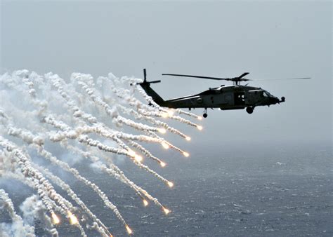 File:US Navy 040712-N-7263H-076 An SH-60 Seahawk helicopter assigned to ...