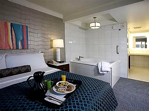 3 Hotel Rooms with Jacuzzi in Evansville - Anna's Guide 2023