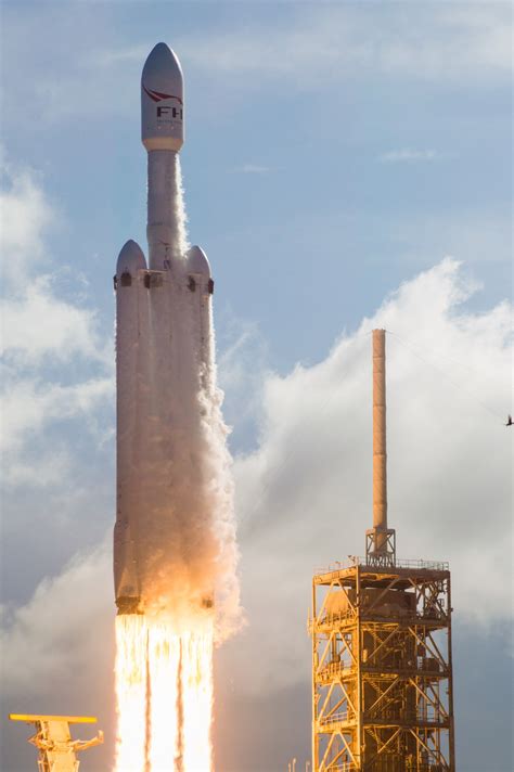 Photographer Behind the Viral SpaceX Falcon Heavy Launch Photographs