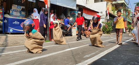 Memaknai Kemerdekaan dan Kebersamaan dalam Lomba Balap Karung - Seni ...