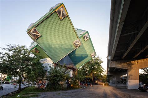 People are trying to save Toronto's iconic cube house from demolition