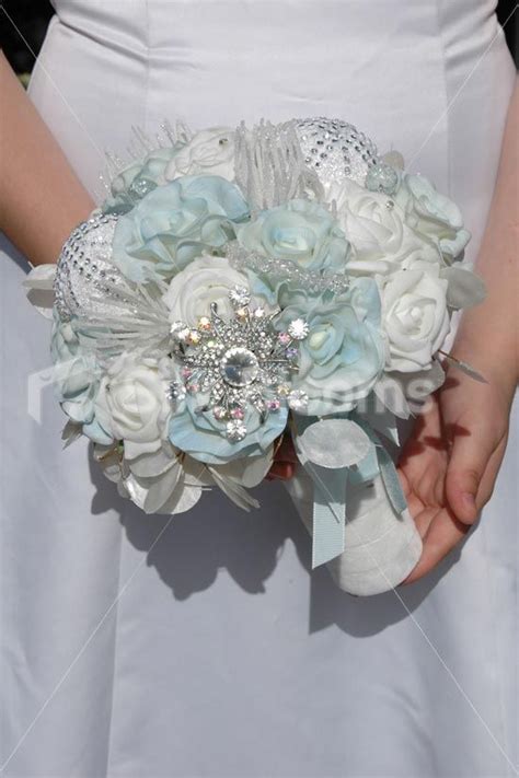 Pin op Christmas Themed Wedding Flowers and Inspiration