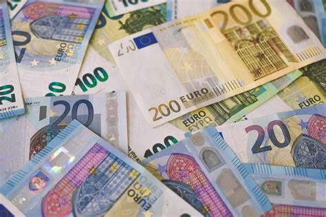 Euro chega a R$ 4,98, menor valor em real de 2022