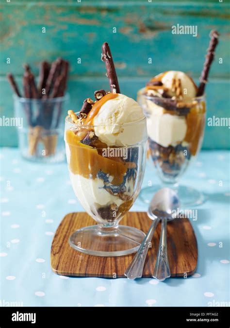 Ice cream sundae with caramel sauce Stock Photo - Alamy