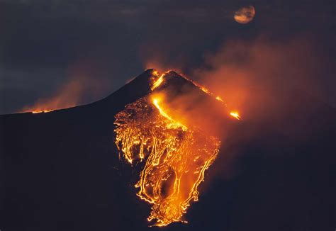 Mount Etna illuminates night sky with 1,500-metre lava fountain in 2021 ...