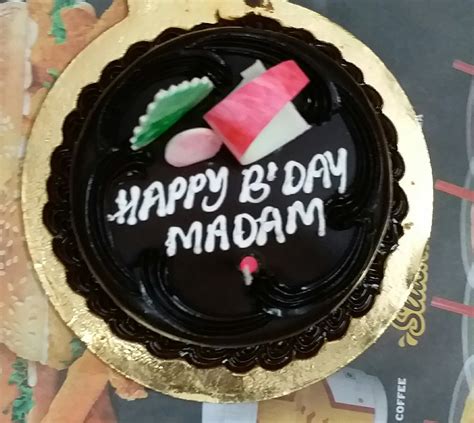 Aggregate 159+ happy birthday madam cake super hot - kidsdream.edu.vn