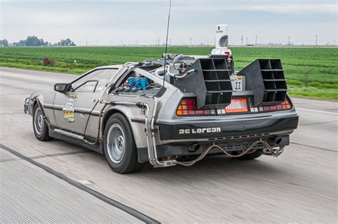 Wie in "Zurück in die Zukunft": Bastler baut DeLorean aus Autowrack ...