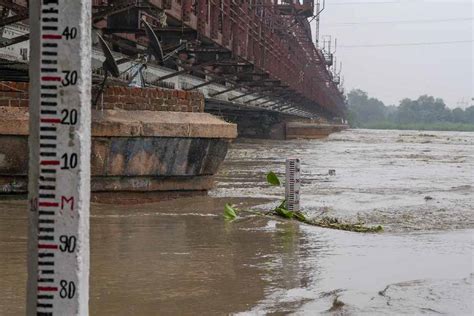 Yamuna | Iron bridge over Yamuna temporarily closed after river crosses ...