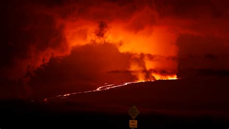 Hawaii's Mauna Loa volcano erupts for first time in 38 years causing ...