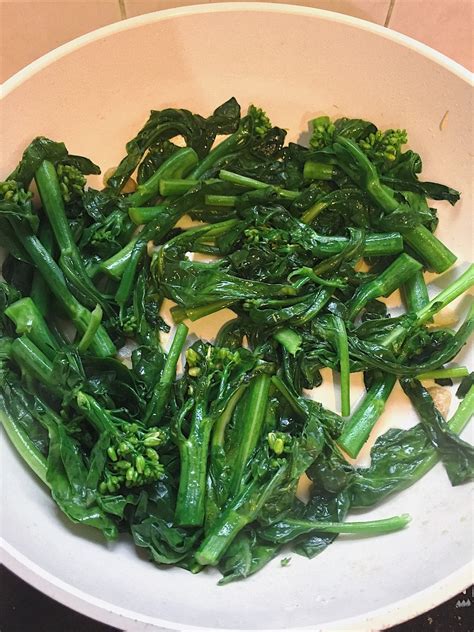 Enso Journey: Kitchen Trails - stir fried kai lan (chinese broccoli)